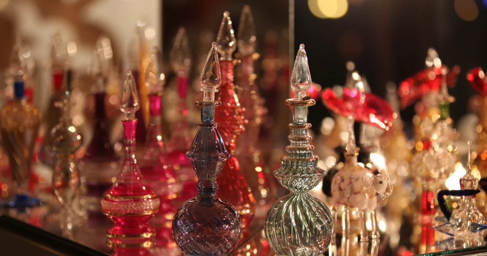 Traditional Perfumes in Kuwait: A Guide to Oud and Bukhoor